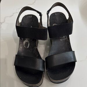 OTBT Black Platform Sandals Minimalist Design